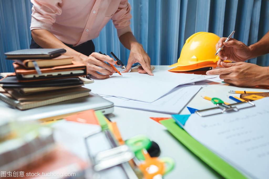 在辦公室里工作的建筑師工程工人
